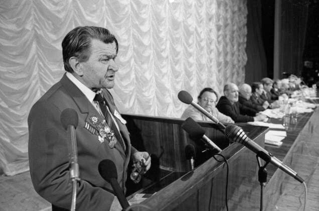 Founding Conference of Memorial Society 6747603 28.01.1989 The Founding Conference of the Memorial National Voluntarily Historical and Educational Society in the building of the Culture and Machine Center of the Moscow Aviation Institute. Second left: writer Ales Adamovich and literary critic Yury Karyakin, third left, sit at the presidium. Yuryi Abramochkin Moscow Russia  Copyright: xYuryixAbramochkinx