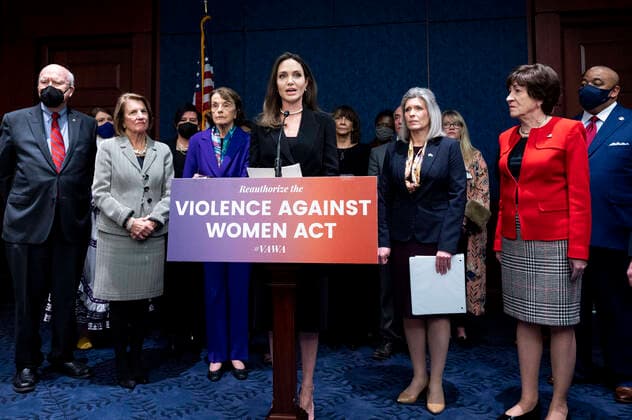 Bilder des Jahres 2022, Entertainment 02 Februar Entertainment Themen der Woche KW06 Entertainment Bilder des Tages February 9, 2022, Washington, District of Columbia, USA: Actress ANGELINA JOLIE speaking at a press conference announcing a bipartisan modernized Violence Against Women Act (VAWA). Washington USA - ZUMAb161 20220209_zap_b161_054 Copyright: xMichaelxBrochsteinx