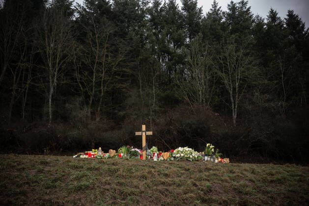 Bilder des Jahres 2022, News 02 Februar News Themen der Woche KW06 News Bilder des Tages Die Gedenkstätte für die beiden am 31. Januar 2022 getöteten Polizisten Yasmin B. und Alexander K. an der Kreisstraße 22 zwischen Ulmet und Mayweilerhof im Landkreis Kusel 10 Tage nach der Tat