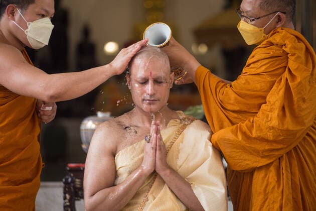 Bilder des Jahres 2022, Entertainment 02 Februar Entertainment Themen der Woche KW06 Entertainment Bilder des Tages February 10, 2022, Bangkok, Thailand: Two monks wash Indian actor GAGAN MALIK s shaved head before his Buddhist monk ordination ceremony. Malik won the Best Actor Award in the World Buddhist Film Festival organised by the United Nations for his role as Lord Buddha in Sri Siddhartha Gauthama. Bangkok Thailand - ZUMAs197 20220210_zaa_s197_054 Copyright: xAdisornxChabsungnoenx