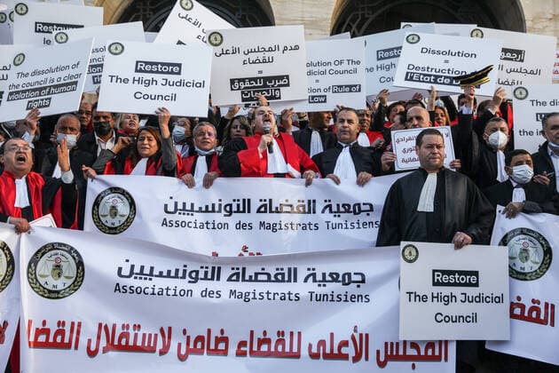 Bilder des Jahres 2022, News 02 Februar News Themen der Woche KW06 Judges Protest President Saied s Decision To Dissolve Supreme Judicial Council In Tunis The president of the Association of Tunisian Judges, Anas Hmaidi (C) wearing judicial robe, gives a speech during a demonstration held at the initiative of the Association of Tunisian Judges (AMT) outside the building of the Court of First Instance (also called the Palace of Justice) in Tunis, Tunisia, on February 10, 2022, in protest against the president Kais Saied s decision to dissolve the county s Supreme Judicial Council as well as against the closure of its headquarters by Tunisian authorities. Demonstrators also called for the independence of the judiciary and the separation between the executive and the judicial powers. As a form of protest, si  Copyright: xChedlyxBenxIbrahimx originalFilename: benibrahim-judgespr220210_npBR8.jpg