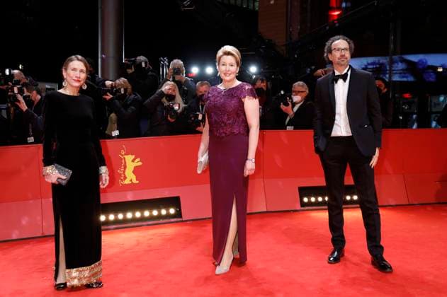 Bilder des Jahres 2022, Entertainment 02 Februar Entertainment Themen der Woche KW06 Mariette Rissenbeek, Franziska Giffey und Carlo Chatrian bei der Festivaleröffnung mit der Premiere des Kinofilms Peter von Kant auf der Berlinale 2022 72. Internationale Filmfestspiele Berlin im Berlinale Palast. Berlin, 10.02.2022 Foto:xD.xBedrosianx xFuturexImage