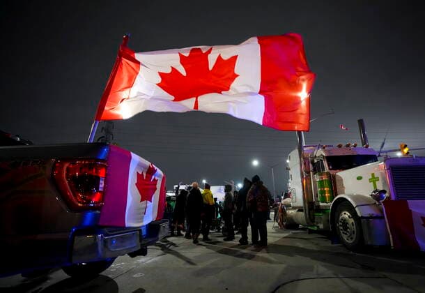 Bilder des Jahres 2022, News 02 Februar News Themen der Woche KW06 News Bilder des Tages February 10, 2022, WINDSOR, ON, CANADA: Truckers and supporters block the access leading from the Ambassador Bridge, linking Detroit and Windsor, as truckers and their supporters continue to protest against the COVID-19 vaccine mandates and restrictions in Windsor, Ont., on Thursday, February 10, 2022. WINDSOR CANADA  - ZUMAc35_ 20220210_zaf_c35_002 Copyright: xNathanxDenettex