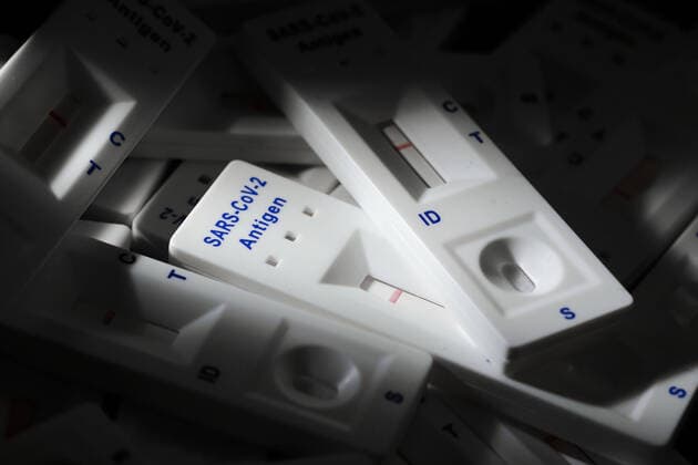 Negative SARS-CoV-2 Rapid Ag Antigen Schnelltests liegen auf einem Tisch. Berlin, 11.02.2022 Berlin Deutschland