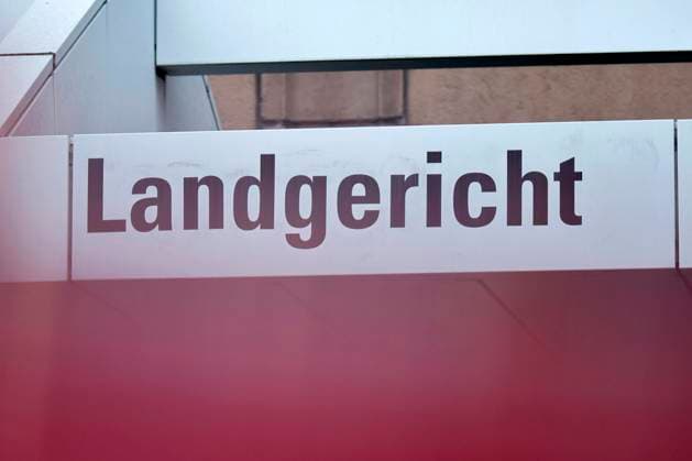 Justiz, Symbolfotos Unter aufwendigen Sicherheitsmaßnahmen findet am Landgericht Köln der Prozess gegen den ehemaligen Reemtsma-Entführer Thomas Drach statt. Es wird befürchtet, dass es zu einem Befreiungsversuch kommen könnte. Polizisten, teilweise mit Maschinenpistolen, bewachen die umliegenden Straßen, Dächer und Zufahrten. Drach selbst wurde nun mehrfach mit einer Wagenkolonne ins Gericht gefahren. (Themenbild, Symbolbild) Köln, 11.02.2022 Foto:xC.xHardtx xFuturexImage