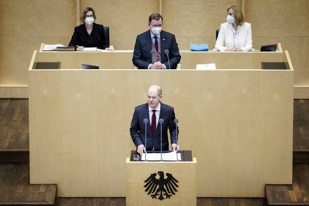 News Themen der Woche KW06 Olaf Scholz (SPD), Bundeskanzler, aufgenommen waehrend seiner Rede im Rahmen der 1016. Sitzung des Bundesrates. Berlin, 11.02.2022. Berlin Deutschland *** Olaf Scholz SPD , German Chancellor, taken during his speech at the 1016 session of the Bundesrat Berlin, 11 02 2022 Berlin Germany Copyright: xJaninexSchmitz photothek.dex
