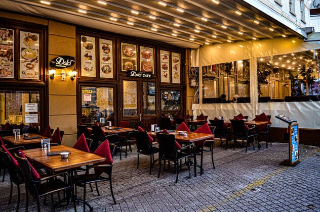 Turkey s economic crisis deepens Empty tables at a cafe in Istanbul, Turkey, on Friday, February 11, 2022. Turkey s ongoing economic crisis deepens, reflecting severe price hikes on consumer goods, energy costs and housing expenses. Istanbul Turkey gocherimagery220211_020  Copyright: xAltanxGocher GocherImageryx