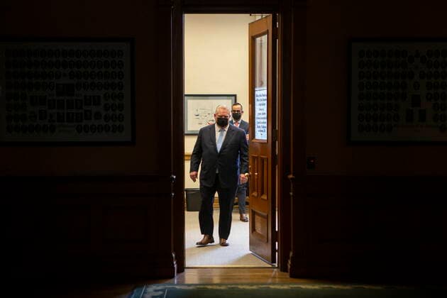 Kanada, Pressekonferenz zum Notstand in Ontario February 11, 2022, TORONTO, ON, CAN: Ontario Premier Doug Ford leaves his office to attend a news conference at the Queens Park Legislature, in Toronto, on Friday, February 11, 2022. Ford says he is declaring a state of emergency in response to ongoing blockades in Ottawa and Windsor, Ont. TORONTO CAN - ZUMAc35_ 20220211_zaf_c35_099 Copyright: xChrisxYoungx