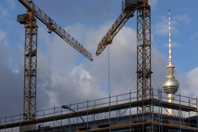 Eine Baustelle für ein Wohnhaus und der Fernsehturm in Berlin-Mitte. 11.02.2022, Berlin, GER - Eine Baustelle für ein Wohnhaus und der Fernsehturm in Berlin-Mitte., Berlin Berlin Deutschland, DEU Wohnungsbau
