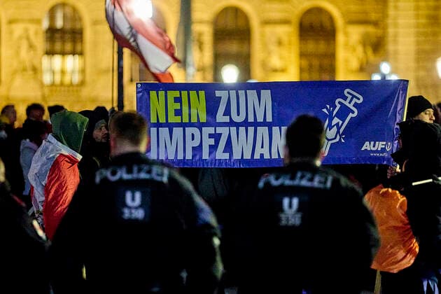 - Wien11.02.2021 - Coronavirus Krise - Heute demonstrierten wieder Gegner der von der Regierung beschlossenen Coronamassnahmen mit einem verbotenen Autokorso nach kanadischem Vorbild in der Wiener Innenstadt soweie mit einer Art Tanzveransaltung am Heldenplatz. Die Polizei war mit einer erheblichen Zahl an Polizisten vor Ort .PHOTO: Am Heldenplatz fand die Abschlusskundgebung und Party statt an der wenige hundert Menschen teilnahmen, und bei der das Nichttragen der FFP2-Masken von der Polizei kontrolliert wurde. Vienna (AUSTRIA) - Covid19 crisis - Today, opponents of the corona measures decided by the government demonstrated again with a banned car parade based on the Canadian model in downtown Vienna and with a kind of dance event 