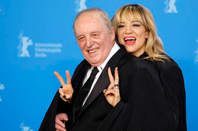 Bilder des Jahres 2022, Entertainment 02 Februar Entertainment Themen der Woche KW06 Entertainment Bilder des Tages Dario Argento mit Tochter Asia Argento beim Photocall zum Kinofilm Occhiali neri Dark Glasses auf der Berlinale 2022 72. Internationale Filmfestspiele Berlin im Hotel Grand Hyatt. Berlin, 11.02.2022 *** Dario Argento with daughter Asia Argento at the photocall for the feature film Occhiali neri Dark Glasses at the Berlinale 2022 72 Berlin International Film Festival at the Hotel Grand Hyatt Berlin, 11 02 2022 Foto:xD.xBedrosianx xFuturexImage