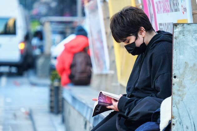 A woman wearing face masks reads a book in Istanbul, Turkey, on February 11, 2022. Turkey reports 95,065 newly confirmed COVID-19 cases. ( Copyright: CumhurxYetme 17424754