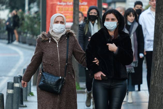 People wearing face masks walk on a street in Istanbul, Turkey, on February 11, 2022. Turkey reports 95,065 newly confirmed COVID-19 cases. ( Copyright: CumhurxYetme 17424755