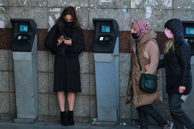 People wearing face masks walk on a street in Istanbul, Turkey, on February 11, 2022. Turkey reports 95,065 newly confirmed COVID-19 cases. ( Copyright: CumhurxYetme 17424763