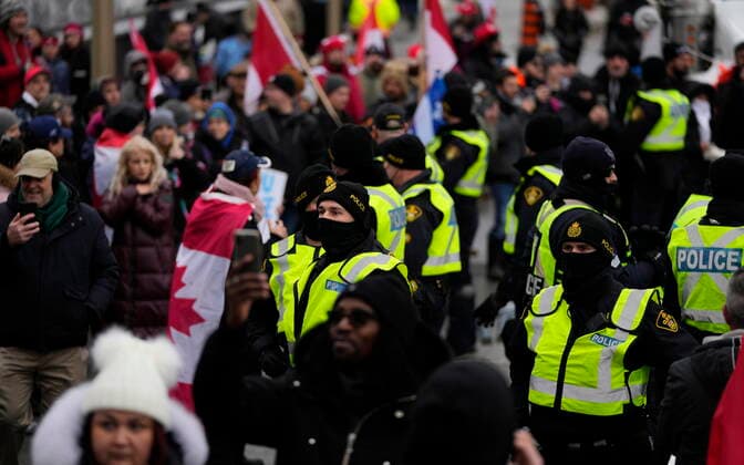 February 11, 2022, Ottawa, ON, CAN: Police form a ring around protesters who were building a tent structure on Wellington Street, on the 15th day of a protest against COVID-19 measures that has grown into a broader anti-government protest, in Ottawa, Friday, Feb. 11, 2022. Ottawa CAN  - ZUMAc35_ 20220211_zaf_c35_172 Copyright: xJustinxTangx