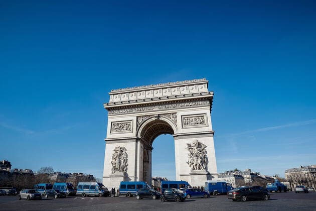 Des vehicules la Gendarmerie nationale sont stationnes au pied de l Arc de Triomphe NEWS : Convoi de la liberte a Paris - 12 02 2022 AurelienMorissard Panoramic 