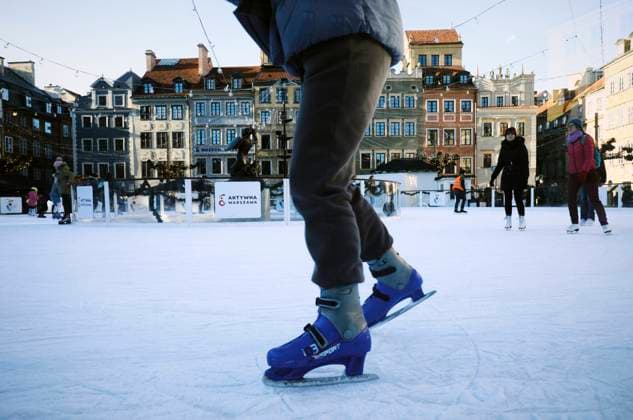 IMAGO Creative, Jahreszeit Winter, Eislaufen Daily Life In Warsaw People are seen at an ice skating rink in the Old Town in Warsaw, Poland on 12 February, 2022. Warsaw Poland  Copyright: xSTRx originalFilename: arriens-dailylif220212_npSIW.jpg