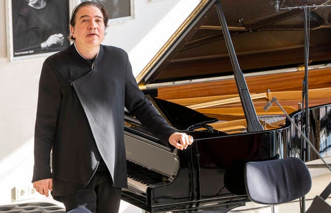 8. Mainzer Komponistenportrait mit Fazil Say Kammerkonzert im Staatstheater Mainz, Fazil Say geboren am 14. Januar 1970 in Ankara, Türkei ist ein türkischer Pianist und Komponist. Say ist in der Türkei zudem ein bekannter Bürgerrechtsaktivist. 13.02.22