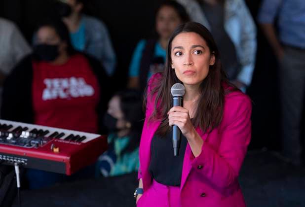 Berühmte Feministinnen, Alexandria Ocasio-Cortez February 13, 2022, Austin, TX, United States: U.S. Representtive ALEXANDRIA OCASIO-CORTEZ (AOC), (D-New York) speaks to several hundred supporters of candidate Greg Casar (not shown) as she campaigns for the Democrat candidate Casar in a new Texas District 35 in central Texas. AOC told the crowd that Casar is the type of person needed in the U.S. House to help Democrats keep a majority in November. Austin United States - ZUMAd150 20220213_znp_d150_018 Copyright: xBobxDaemmrichx