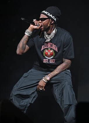 SUNRISE FL - FEBRUARY 12: 2 Chainz performs during the Legendz of the Streetz Tour at The FLA Arena on February 12, 2022 in Sunrise, Florida. Copyright: xmpi04x
