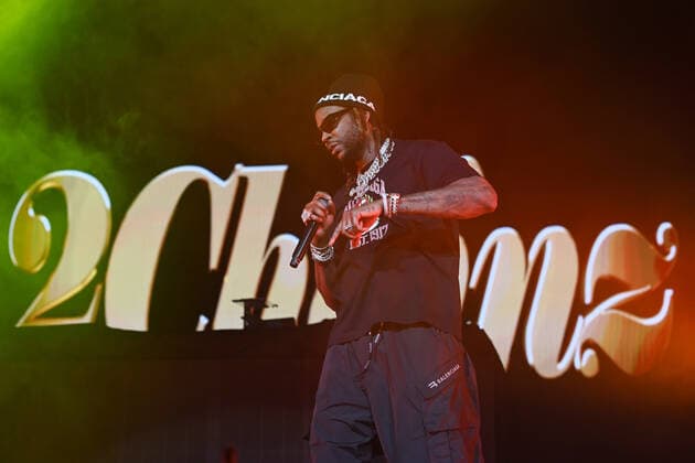 SUNRISE FL - FEBRUARY 12: 2 Chainz performs during the Legendz of the Streetz Tour at The FLA Arena on February 12, 2022 in Sunrise, Florida. Copyright: xmpi04x