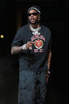 SUNRISE FL - FEBRUARY 12: 2 Chainz performs during the Legendz of the Streetz Tour at The FLA Arena on February 12, 2022 in Sunrise, Florida. Copyright: xmpi04x