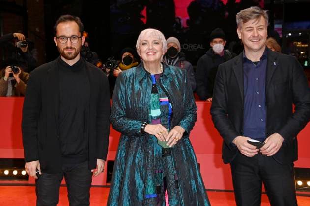 Igor Levit, Claudia Roth und Marcus Mittermeier bei der Premiere des Kinofilms Les passagers de la nuit The Passengers of the Night auf der Berlinale 2022 72. Internationale Filmfestspiele Berlin im Berlinale Palast. Berlin, 13.02.2022 *** Igor Levit, Claudia Roth and Marcus Mittermeier at the premiere of the feature film Les passagers de la nuit The Passengers of the Night at the Berlinale 2022 72 Berlin International Film Festival at the Berlinale Palast Berlin, 13 02 2022 Foto:xF.xKernx xFuturexImage