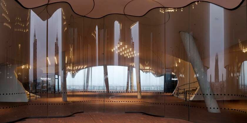 IMAGO Creative: Dichotomien, Reflexionen - Architektur  Öffentliche Aussichtsplattform, Plaza mit Windschotts aus gebogenem Glas, Elbphilharmonie, Hafencity, Hamburg, Deutschland, Europa Copyright: imageBROKER/StefanxZiese iblszi08146916.jpg