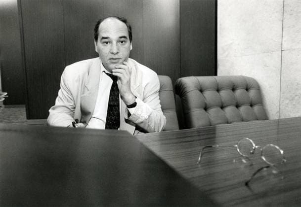Gregor Gysi, PDS-Vorsitzender, Porträt in der DDR-Volkskammer, Ostberlin, DDR, 1990 DDR, Berlin, Ostberlin, 31.05.1990, Gregor Gysi, geb. 1948, PDS-Vorsitzender, im Foyer der Volkskammer, Abgeordneter der DDR-Volkskammer, PDS, Parteivorsitzender, Politik, DDR-Politik, Wende, Wendezeit, Palast der Republik, 1990er, 90er, Jahre, Neunziger Jahre, historisch, Geschichte