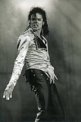 Michael Jackson auf der Bühne, beim Auftakt zur Welttournee, Dangerous World Tour im Olympiastadion München, 27. Juni 1992 DEU, Deutschland, München, 27.06.1992, Michael Jackson, 1958-2009, Auftritt im Münchener Olympiastadion, Auftakt zur Welttournee, Dangerous World Tour, Popsänger, Sänger, singen, Popstar, Pose, Tour, Tournee, Welttournee, Jacko, einsam, 1990er, 90er, Jahre, Neunziger Jahre, historisch,