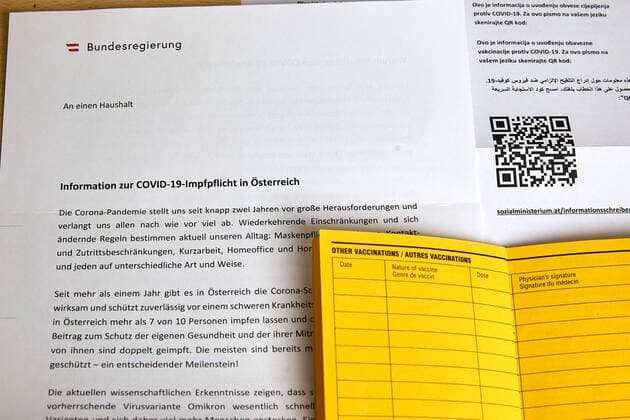 - Wien 14.02.2022 - Corona-Krise - Heute kam ein Brief der österreichischen Bundesregierung zur eingeführten Impfpflicht. In dem mehrsprachigen Regierungsbrief wird u.a. auf die Wichtigkeit der Impfung hingewisen. Über allfällige Strafen steht in dem Schreiben nichts. Mit QR-Codes können Informationen zur COVID-19 Impfpflicht in verschiedenen Fremdsprachen im Internet abgerufen werden. Vienna (AUSTRIA) Covid crisis - A letter from the austrian federal government came today about the mandatory vaccination that had been introduced. The multilingual government letter refers, among other things, to the importance of vaccination. The letter says nothing about any penalties. QR codes can be used to access information on the COVID-19 vaccin 