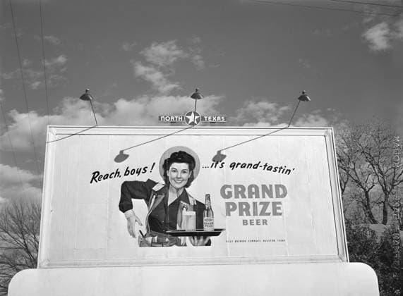 Billboard for Grand Prize Beer, Highway 80 between Fort Worth and Dallas, Texas, USA, Arthur Rothstein, U.S. Office of War Information U.S. Farm Security Administration, January 1942  Copyright: xCircaxImagesx ghi-circa10693