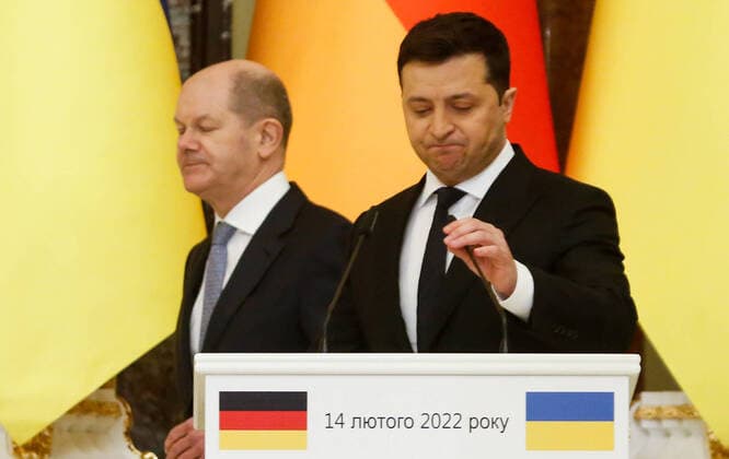 News Bilder des Tages KYIV, UKRAINE - FEBRUARY 14, 2022: Germany s Chancellor Olaf Scholz (L) and Ukraine s President Volodymyr Zelensky arrive for a joint press conference, following their meeting at the Mariinskyi Palace. Irina Yakovleva TASS  TS123208
