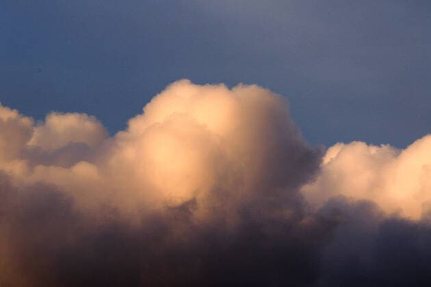 Wetterumschwung im Winter Ein ruhiger Wintertag nähert sich mit einem Sonnenuntergang dem Ende entgegen, während sich für die Folgetage stürmisches Regenwetter aus westlichen Richtungen angekündigt hat. Nordrhein-Westfalen Deutschland