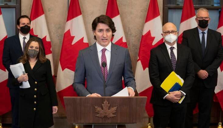 News Themen der Woche KW07 News Bilder des Tages February 14, 2022, Ottawa, ON, Canada: Public Safety Minister Marco Mendicino, Deputy Prime Minister and Finance Minister Chrystia Freeland, Justice Minister and Attorney General of Canada David Lametti and President of the Queen™s Privy Council for Canada and Emergency Preparedness Minister Bill Blair stand behind Canadian Prime Minister Justin Trudeau announces the Emergencies Act will be invoked to deal with protests, Monday, February 14, 2022 in Ottawa. Trudeau says he has invoked the Emergencies Act to bring to an end antigovernment blockades he describes as illegal and not about peaceful protest. Ottawa Canada  - ZUMAc35_ 20220214_zaf_c35_210 Copyright: xAdrianxWyldx