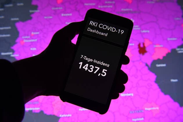 Coronavirus in Deutschland - Covid-19-Dashboard des Robert Koch-Institut 15.02.2022, Robert Koch-Institut: 7-Tage-Inzidenz 1437,5. 7-Tage-Fallzahl 1.195.380. COVID-19-Fälle 12.580.343. Zugang um 159.217 gegenüber dem Vortag. COVID-19-Todesfälle 120.220. Zugang um 243 gegenüber dem Vortag. 7-Tage-Hospitalisierung 5,93. xHDx