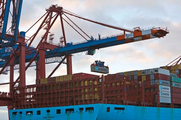 IMAGO Creative: Business, Inflation und Lieferketten Container wird an der Containerbruecke am Containerterminal Eurogate auf ein Containerschiff geladen, Deutschland, Hamburg container being loaded onto a container ship at the container bridge at the Eurogate container terminal., Germany, Hamburg BLWS662167 *** Container being loaded onto a container ship at the container bridge at the Eurogate container terminal , Germany, Hamburg BLWS662167 Copyright: xblickwinkel S.xZiesex