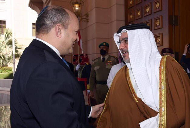 Bilder des Jahres 2022, News 02 Februar News Themen der Woche KW07 News Bilder des Tages February 15, 2022, Bahrain: In a historic first official visit of an Israeli Prime Minister to Bahrain, PM NAFTALI BENNETT is welcomed by Crown Prince and Prime Minister, SALMAN BIN HAMAD AL KHALIFA, at his palace. Bahrain - ZUMAi99_ 20220215_zip_i99_004 Copyright: xHaimxZach IsraelxGpox