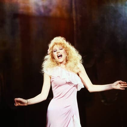 AUDREY LANDERS Audrey Landers, amerikanische Sängerin und Schauspielerin, bei einem TV Auftritt circa 1984. Audrey Landers, American actress and singer, TV performance circa 1984., Deutschland Copyright: kpa UnitedArchives55007182 EDITORIAL USE ONLY