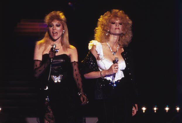 AUDREY LANDERS, JUDY LANDERS Audrey Landers, amerikanische Sängerin und Schauspielerin, bei einem gemeinsamen TV Auftritt mit ihrer Schwester Judy Landers, 1987. The sisters Audrey Landers and Judy Landers American actresses and singers, TV performance 1987., Baden-Baden Deutschland Copyright: kpa UnitedArchives55007186 EDITORIAL USE ONLY