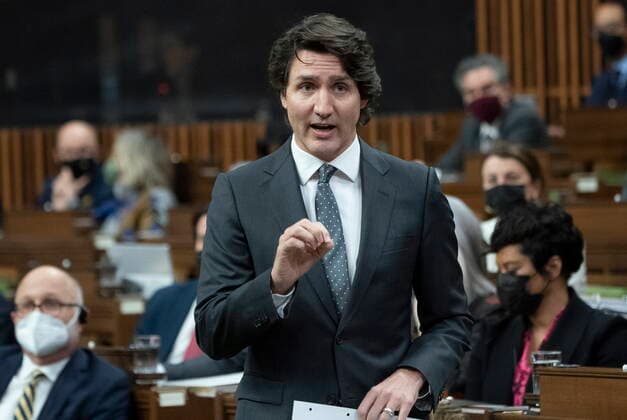 News Bilder des Tages February 15, 2022, Ottawa, ON, Canada: Prime Minister Justin Trudeau rises during Question Period, Tuesday, February 15, 2022 in Ottawa. Ottawa Canada  - ZUMAc35_ 20220215_zaf_c35_160 Copyright: xAdrianxWyldx