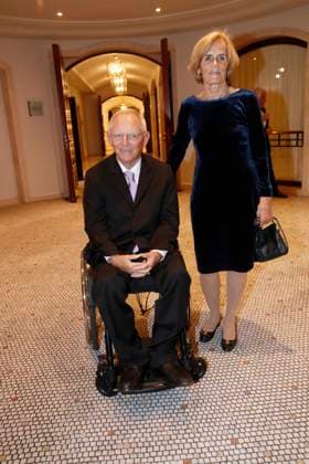 Wolfgang Schäuble mit Ehefrau Ingeborg Preisverleihung 9. Preis für Zivilcourage gegen Rechtsradikalismus, Antisemitismus und Rassismus am 29. Oktober 2018 im Hotel Adlon in Berlin *** Wolfgang Schäuble with Wife Ingeborg Award ceremony 9 Price for Civil courage against right-wing extremism, Anti-Semitism and Racism on 29 October 2018 at Hotel Adlon in Berlin Copyright: xVISTAPRESSx xG.xChlebarov