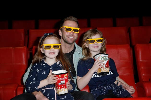 Philipp Stehler mit seinen Nichten Zoe und Kiara Deutschland-Kinopremiere von LEGO City Cops in Action am 27. März 2019 im LEGOLANDÂ® Discovery Centre Berlin *** Philipp stealer with its Nieces Zoe and Kiara Germany Cinema Premiere from Lego City Cops in Action on 27 March 2019 at LEGOLAND® Discovery Centre Berlin Copyright: xVISTAPRESSx xG.xWenzel
