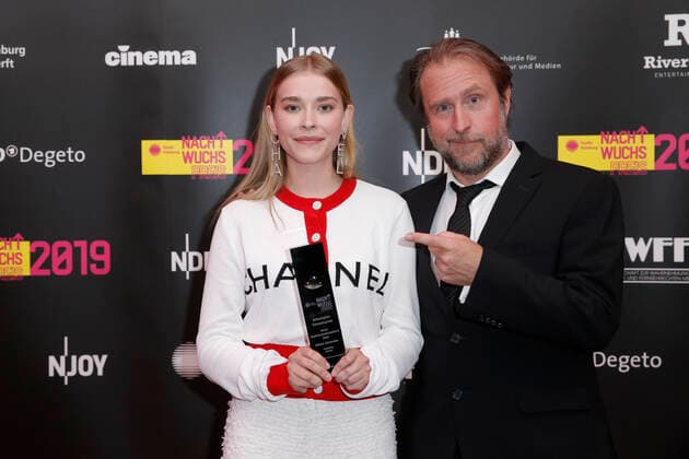 Preisträgerin in der Kategorie Beste Nachwuchsdarstellerin Milena Tscharntke und Laudator Bjarne Mädel Studio Hamburg Nachwuchspreis 2019 am 6. Juni 2019 im Thalia Theater in Hamburg *** Award winner in the Category best Young actress Milena Tscharntke and Laudator Bjarne Girl Studio Hamburg Young Talent Award 2019 on 6 June 2019 at Thalia Theatre in Hamburg Copyright: xVISTAPRESSx xLanaxYassi