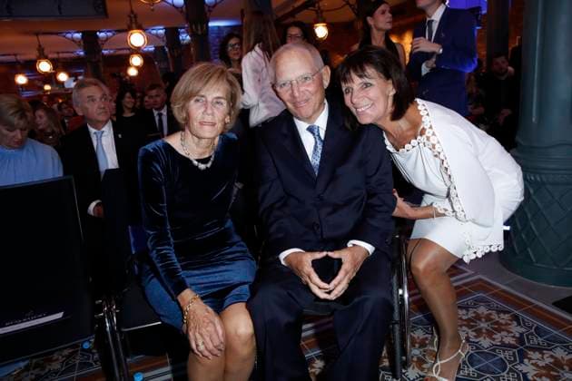 Wolfgang Schäuble mit Ehefrau Ingeborg Marianne Mack Geburtstagsfeier 70. Geburtstag von Roland_Mack am 12. Oktober 2019 im Hotels Kronasar im Europa-Park Rust *** Wolfgang Schäuble with Wife Ingeborg Marianne Mack Birthday party 70 Birthday from Roland Mack on 12 October 2019 at Hotels Kronasar at Europe Park Rust Copyright: xVISTAPRESSx xG.xChlebarov