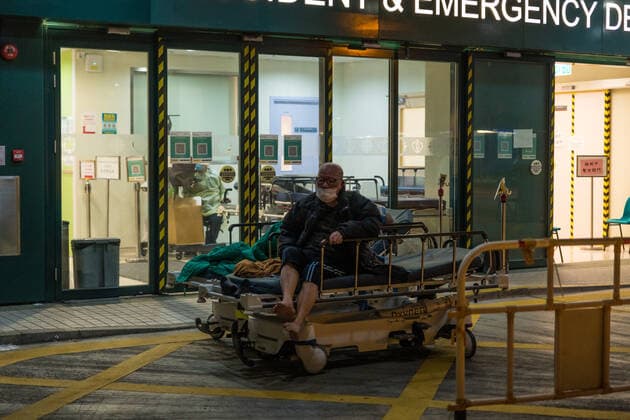 Coronavirus Emergency In Hong Kong An elderly COVID patient sits on a bed at the Caritas Medical Centre in Sham Shui Po, Hong Kong. The temperatures were predicted to reach lows of 13Â° C in the morning. Patients had to be hosted outdoors as hospitals in Hong Kong have been overwhelmed with the omicron outbreak. Hong Kong China  Copyright: xMarcxFernandesx originalFilename: fernandes-hongkong220215_npQ2A.jpg