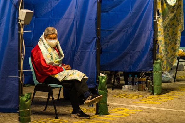 Coronavirus Emergency In Hong Kong An elderly COVID patient is seated under a tent outside the Accident and Emergency ward at the Caritas Medical Centre in Sham Shui Po, Hong Kong. The temperatures were predicted to reach lows of 13Â° C in the morning. Patients had to be hosted outdoors as hospitals in Hong Kong have been overwhelmed with the omicron outbreak. Hong Kong China  Copyright: xMarcxFernandesx originalFilename: fernandes-hongkong220215_npqzq.jpg