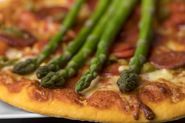 Nahaufnahme einer Pizza mit Spargel *** Close up of pizza with asparagus 1035309244