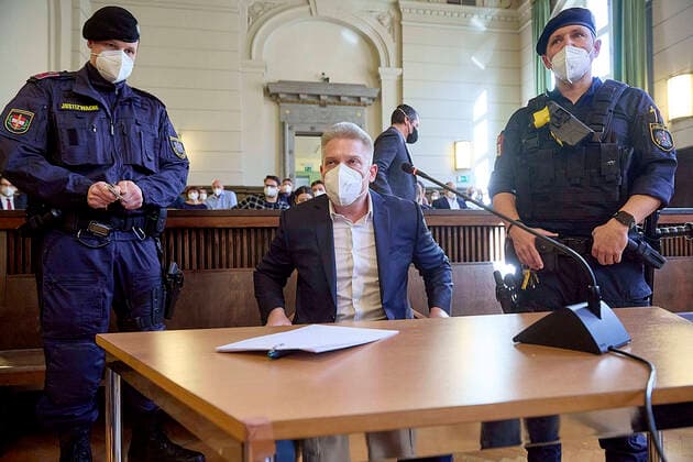 Bilder des Jahres 2022, News 02 Februar News Themen der Woche KW07 News Bilder des Tages - St. Pölten (NÖ) 16.02.2022 - Heute wurde der Prozess um Drogenhandel gegen den mutmaßlichen Drahtzieher des Ibiza-Videos , Julian Hessenthaler, am Landesgericht St. Pölten in Niederösterreicht fortgesetzt. Der Angeklagte bestreitet die Anschuldigungen, seine Verteidigung sprach von konstruierten Vorwürfen und einem politischen Prozess . Im Fall eines Schuldspruchs drohen bis zu 15 Jahre Haft .PHOTO: Der Privatdetektiv Julian Hessenthaler im Landesgericht kurz vor Beginn der Verhandlung. Sankt Pölten (AUSTRIA) - The drug trafficking trial against the alleged mastermind behind the Ibiza video , Julian Hessenthaler, continued today at the St. Pölten Regional Court in Lower Austria. The accused denies the allegations, his defense spo 