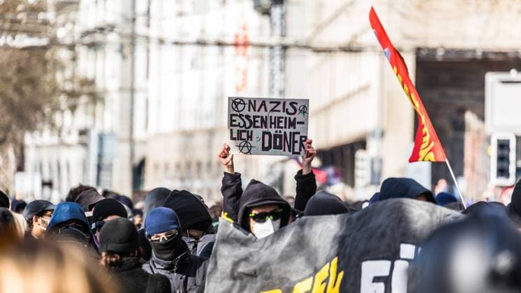 Zürich, Schweiz - 12. Februar 2022: Die linksextreme Antifa hatte für eine Gegendemonstration in Zürich gegen Rechtsextreme aufgerufen. Gekommen sind 2000 meist gewaltbereite, vermummte Personen aus allen Landesteilen der Schweiz. Es kam zu Ausschreitungen mit nicht bezifferbaren Sachschäde, mindestens drei Polizisten wurden verletzt.